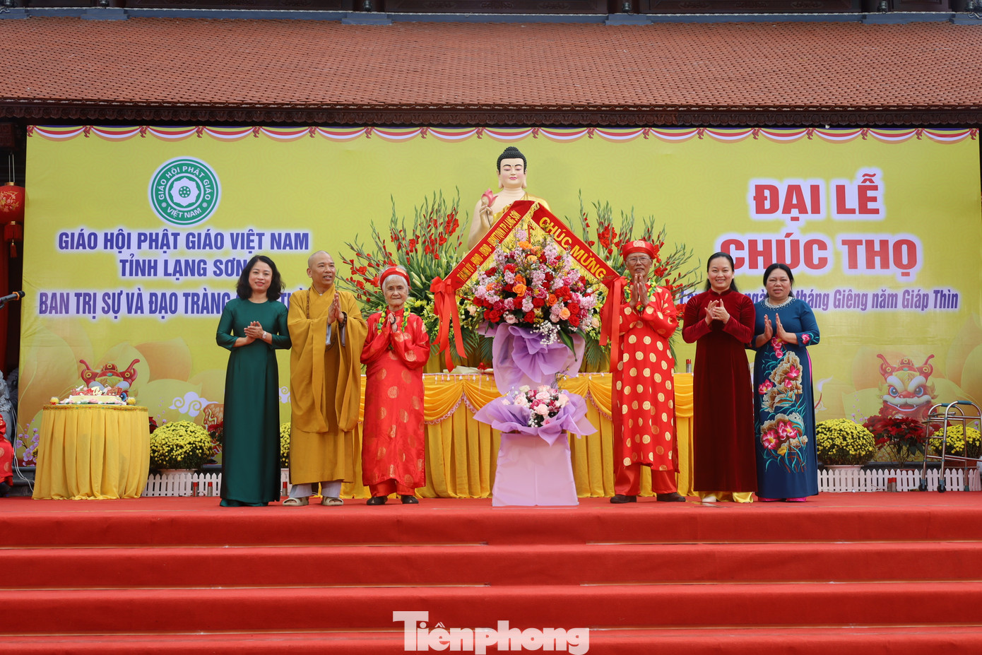 Đại diện lãnh đạo tỉnh Lạng Sơn và thành phố Lạng Sơn tặng hoa chúc mừng đại lễ. Ảnh: Duy Chiến