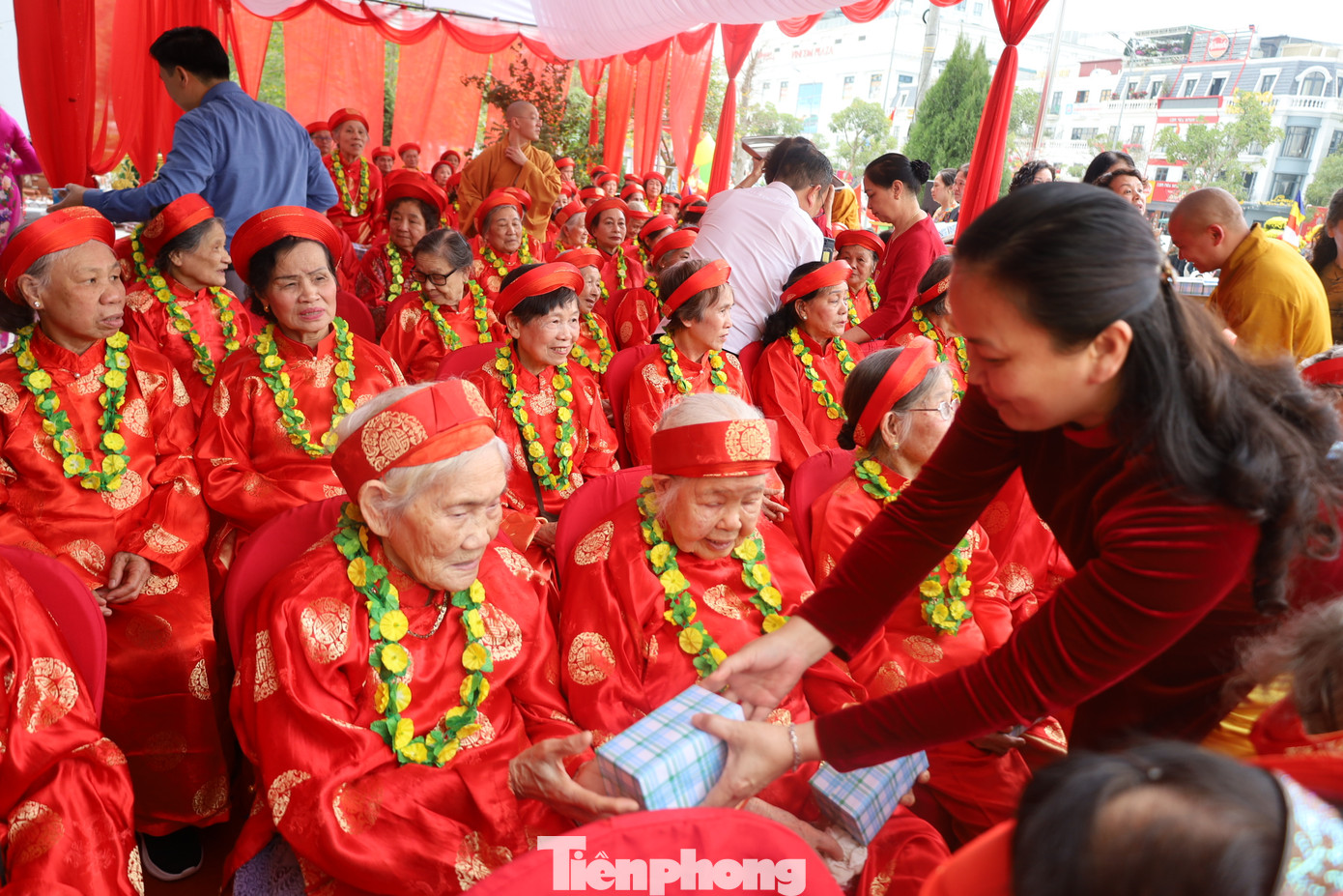 363 cụ tuổi chẵn, tròn từ 70 tuổi trở lên nhận quà sinh nhật. Ảnh: Duy Chiến