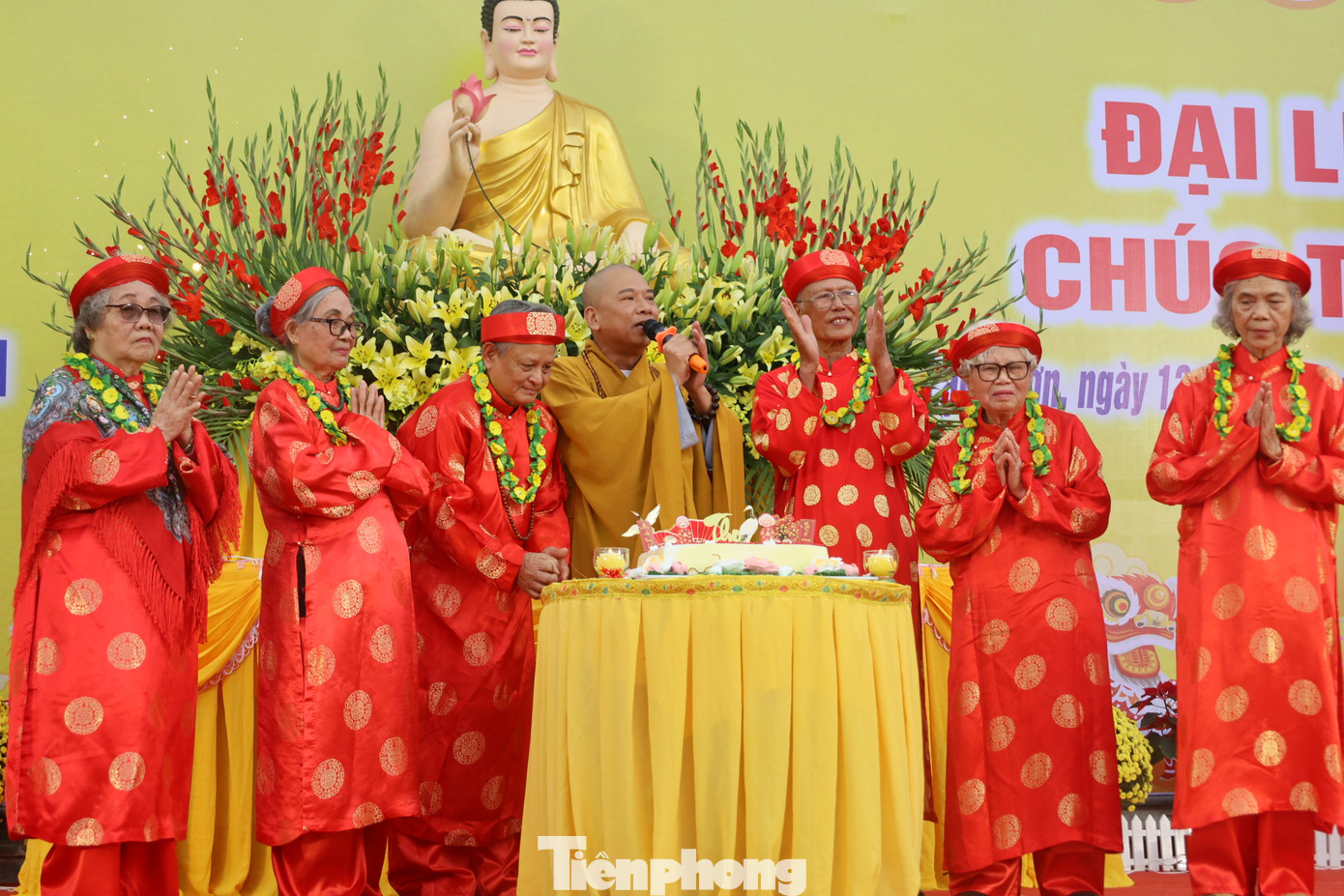 Nghi thức cắt bánh sinh nhật tại "Đại lễ chúc thọ". Ảnh: Duy Chiến