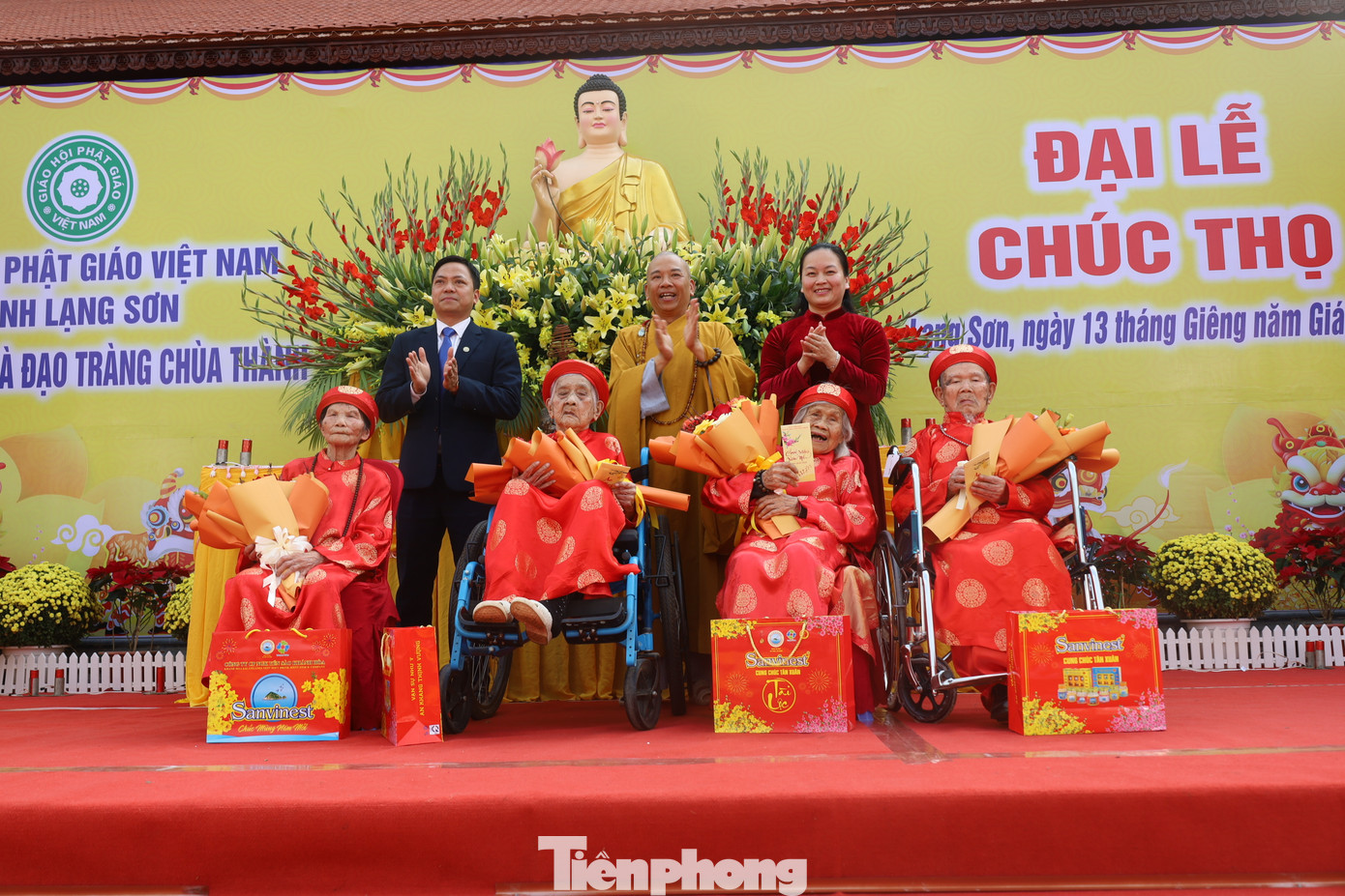 Các cụ cao niên, từ 100 tuổi trở lên được nhận quà từ lãnh đạo địa phương và Ban tổ chức. Ảnh: Duy Chiến