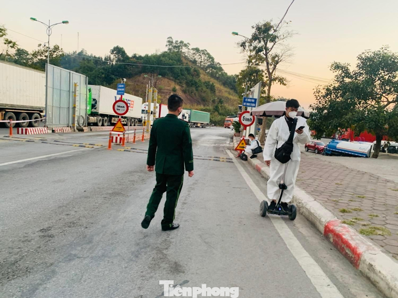 Các lái xe chuyên trách, đường dài tranh thủ nhắn tin, thông báo việc ở lại cửa khẩu dịp tết Nguyên đán -Ảnh: Duy Chiến