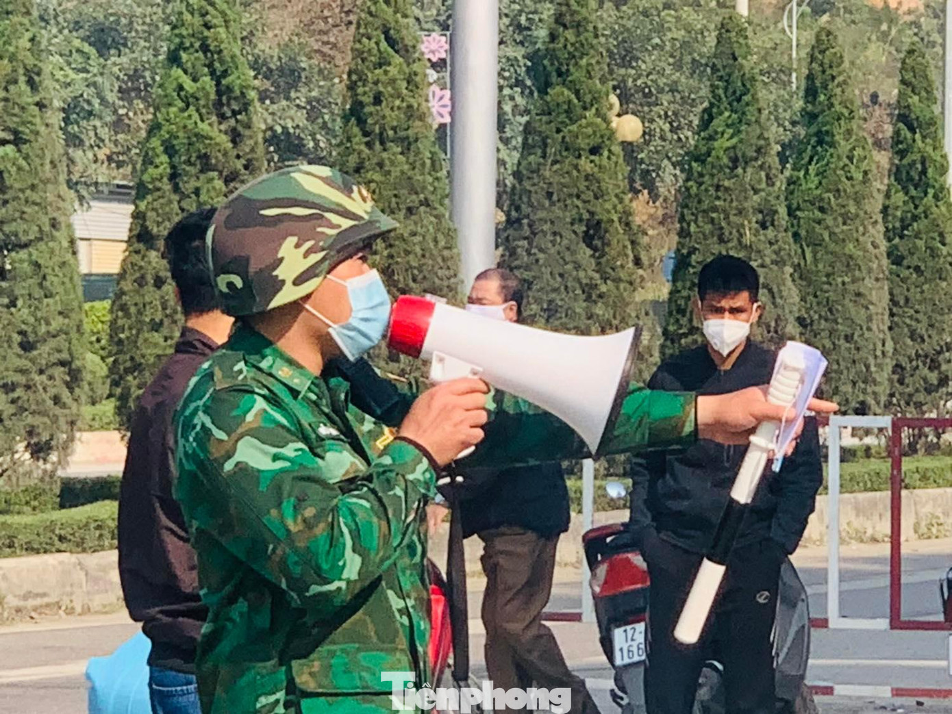 Lực lượng Biên phòng cửa khẩu quốc tế Hữu Nghị điều tiết phương tiện, người ra vào biên giới -Ảnh: Duy Chiến