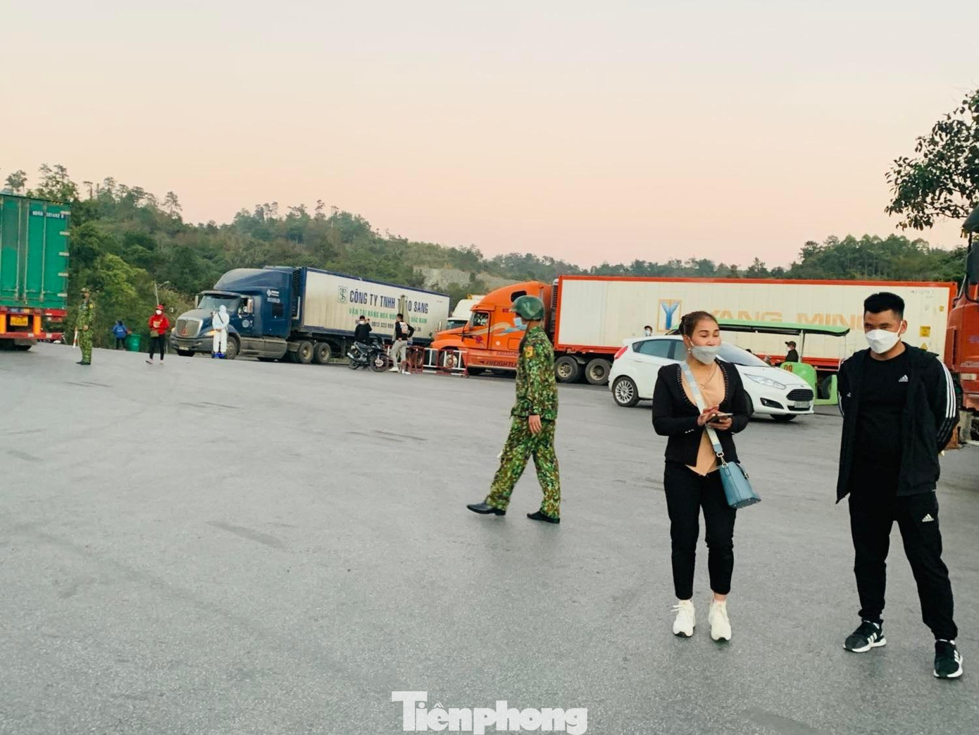 Các doanh nghiệp, lái xe xuất, nhập khẩu lo lắng trước việc Trung Quốc tạm dừng thông quan qua cửa khẩu Hữu Nghị