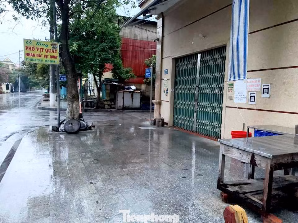 Khoảng 4 giờ sáng hàng ngày, quán phở vịt Vi Tặng ở phường Chi Lăng, thành phố Lạng Sơn mở cửa bán hàng, nhưng hôm nay cửa đóng then cài. (ảnh: Duy Chiến)