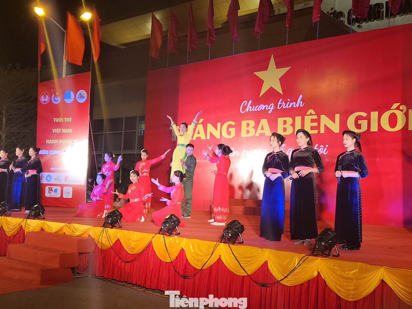 Văn nghệ giao lưu của cán bộ, chiến sĩ và nhân dân biên giới xã Tú Mịch, huyện Lộc Bình.