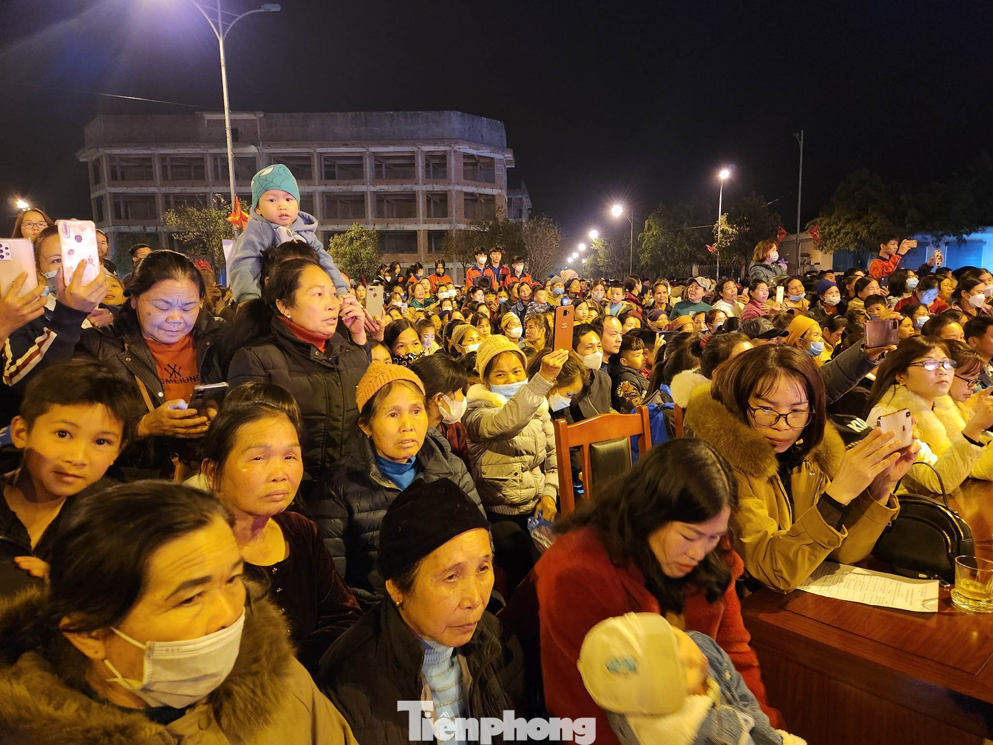 Hàng ngàn người dân xứ Lạng tham dự chương trình - Ảnh: Duy Chiến