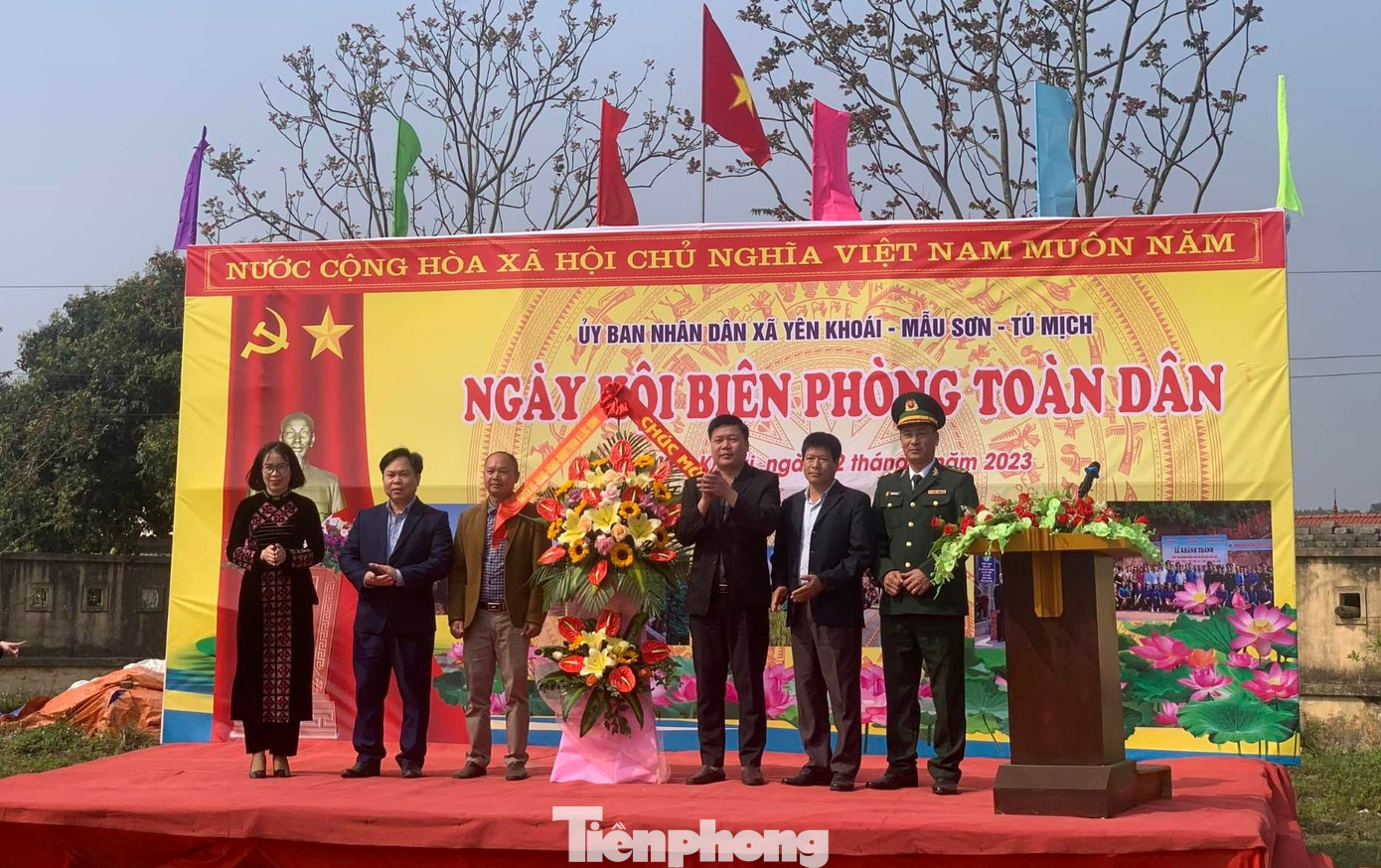 Cấp ủy, chính quyền huyện Lộc Bình tặng hoa chúc mừng 'Ngày hội Biên phòng toàn dân" xã Yên Khoái. Ảnh: Duy Chiến Cấp ủy, chính quyền huyện Lộc Bình tặng hoa chúc mừng 'Ngày hội Biên phòng toàn dân" xã Yên Khoái. Ảnh: Duy Chiến