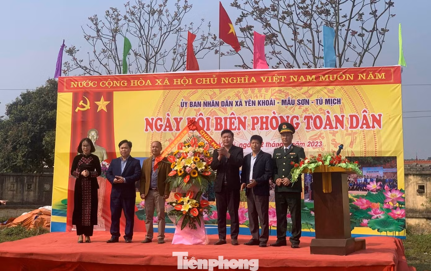 Cấp ủy, chính quyền huyện Lộc Bình tặng hoa chúc mừng 'Ngày hội Biên phòng toàn dân" xã Yên Khoái. Ảnh: Duy Chiến