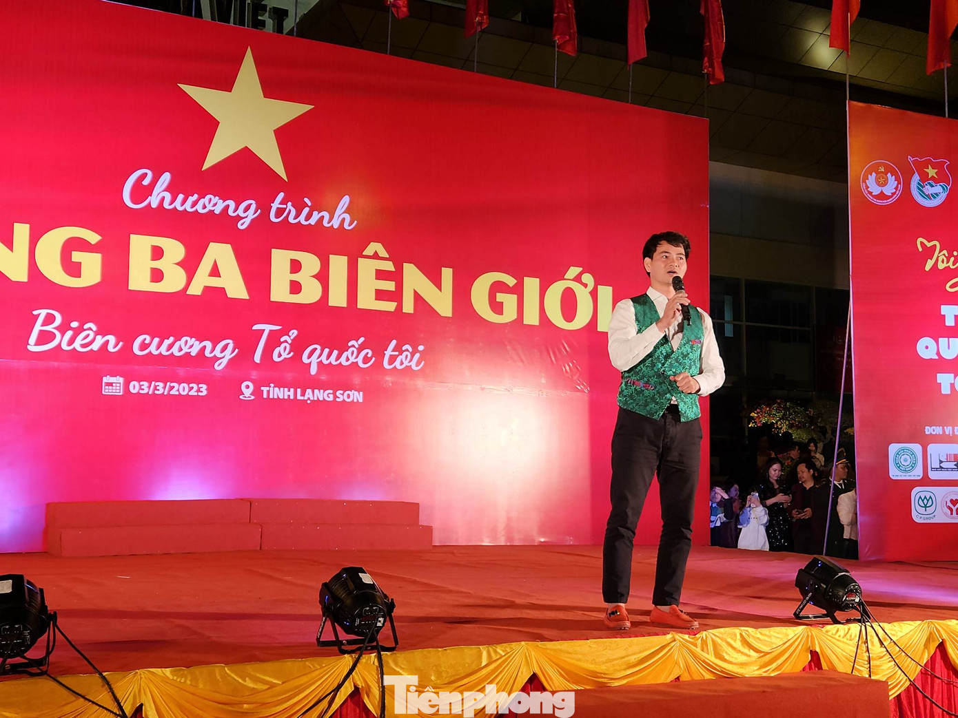 Ngay khi xuất hiện trên sân khấu, nghệ sĩ Xuân Bắc đã thu hút sự chú ý của khán giả. - Ảnh: Duy Chiến