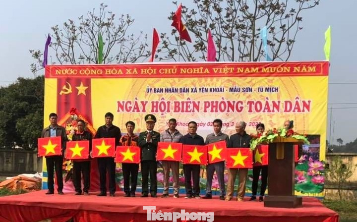 Các hộ dân sống trên địa bàn biên giới 3 xã của huyện Lộc Bình nhận cờ Tổ quốc. Ảnh: Duy Chiến Các hộ dân sống trên địa bàn biên giới 3 xã của huyện Lộc Bình nhận cờ Tổ quốc. Ảnh: Duy Chiến