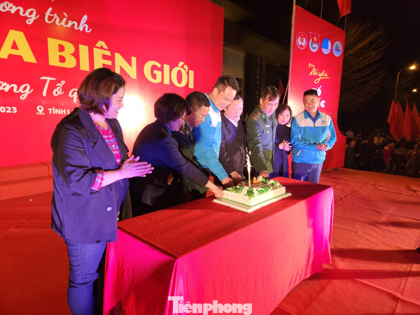 Màn cắt bánh chào mừng 64 năm truyền thống lực lượng Biên phòng (3/3/1959-3/3/2023).