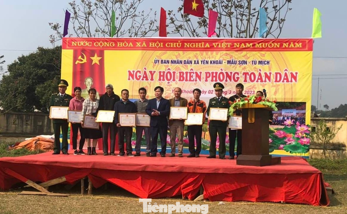 Nhiều tập thể, cá nhân có thành tích tham gia bảo vệ biên giới được khen thưởng. Ảnh: Duy Chiến Nhiều tập thể, cá nhân có thành tích tham gia bảo vệ biên giới được khen thưởng. Ảnh: Duy Chiến