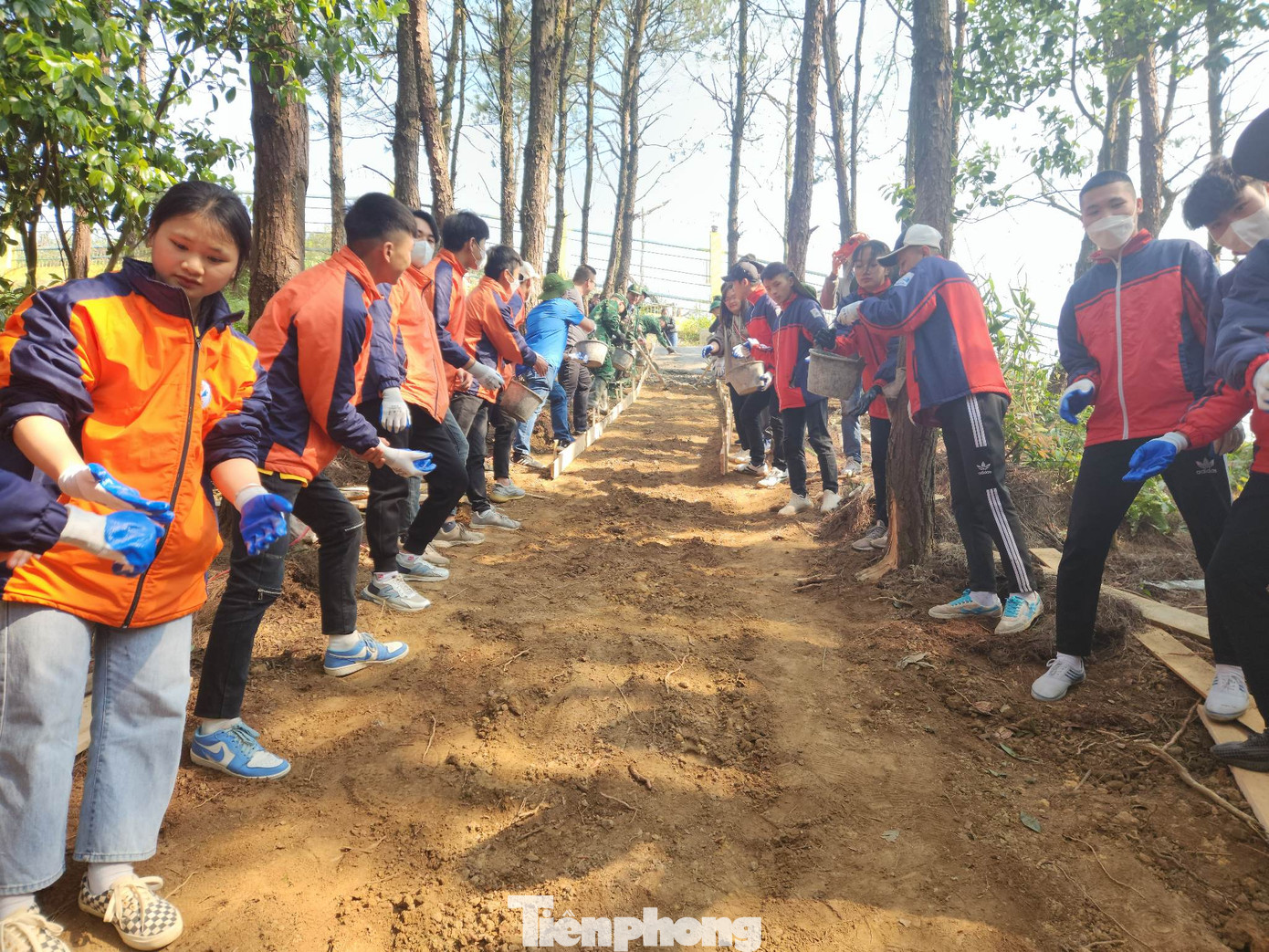 Các em học sinh ở xứ Lạng hào hứng tham gia, chung tay xây dựng đường biên, mốc giới vững mạnh. Ảnh: Duy Chiến Các em học sinh ở xứ Lạng hào hứng tham gia, chung tay xây dựng đường biên, mốc giới vững mạnh. Ảnh: Duy Chiến