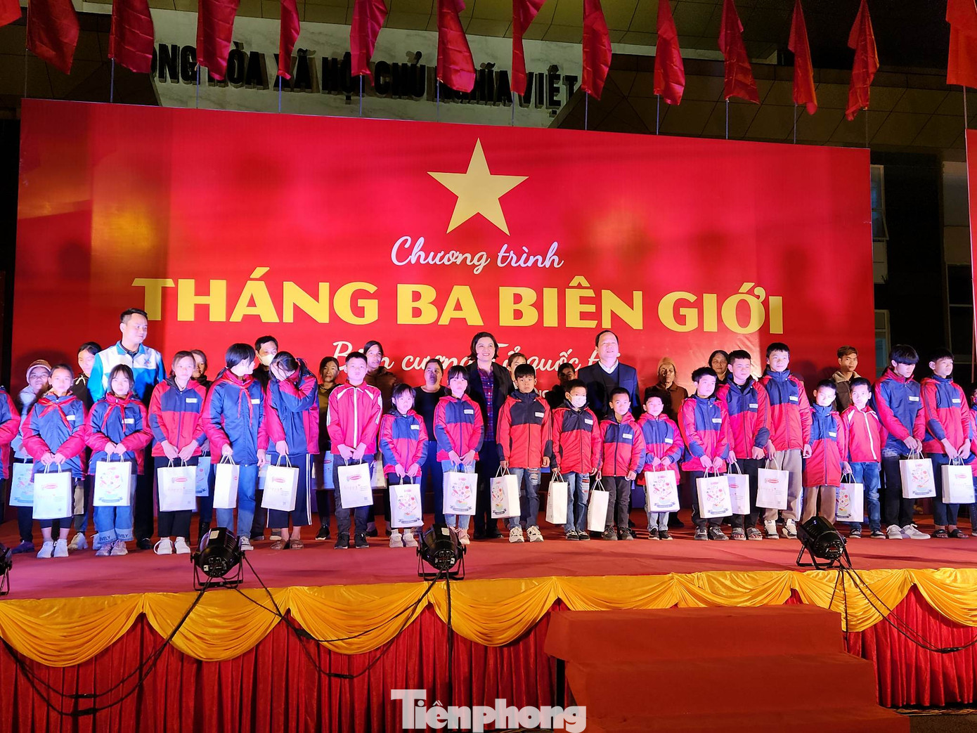 Các cháu thiếu nhi vui mừng nhận quà của các văn nghệ sĩ.