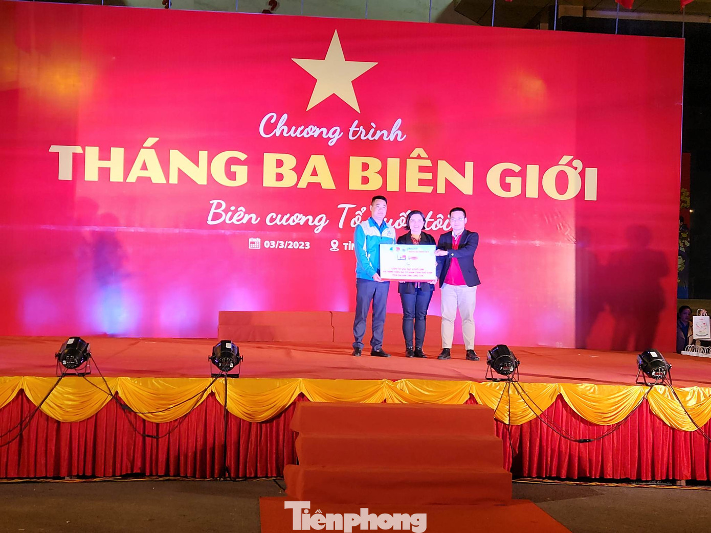 Ban tổ chức dành nhiều phần quà cho cán bộ, chiến sĩ và nhân dân biên giới xứ Lạng.