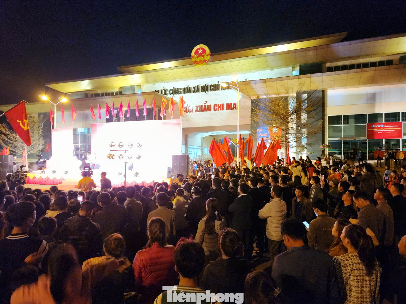 Cửa khẩu biên giới Chi Ma sôi nổi với chương trình giao lưu nghệ thuật "Biên cương Tổ quốc tôi" - Ảnh: Duy Chiến