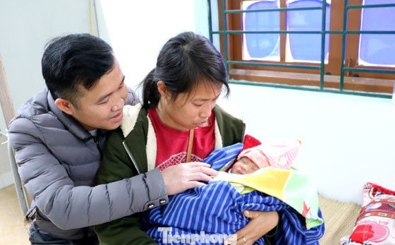 Vợ chồng trẻ ở xã Hòa Lạc, huyện Hữu Lũng đã nhận nuôi cháu trai 3 ngày tuổi bị bỏ rơi ở huyện Hữu Lũng - Ảnh: TL