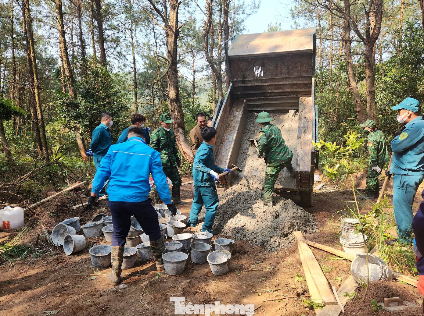 Đầu năm 2023, lực lượng vũ trang, dân quân và nhân dân trên địa bàn huyện Lộc Bình tiếp tục tham gia đóng góp, xây dựng đường lên chốt biên giới. Ảnh: Duy Chiến Đầu năm 2023, lực lượng vũ trang, dân quân và nhân dân trên địa bàn huyện Lộc Bình tiếp tục tham gia đóng góp, xây dựng đường lên chốt biên giới. Ảnh: Duy Chiến