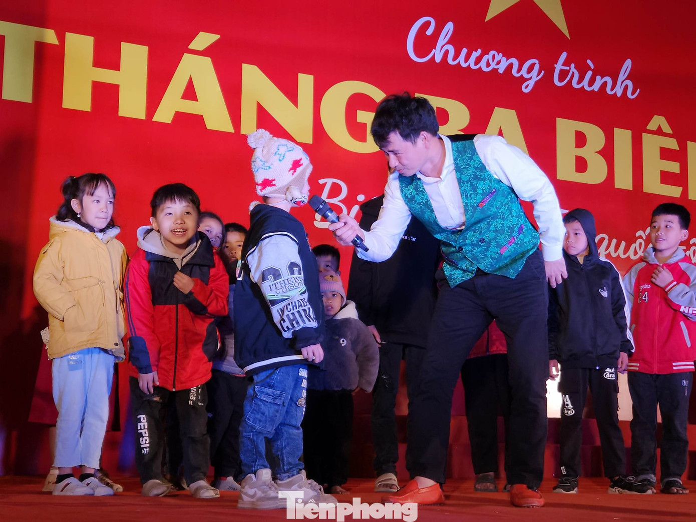 Những em bé Lạng Sơn giao lưu, tham gia trò chơi với nghệ sĩ Xuân Bắc - Ảnh: Duy Chiến