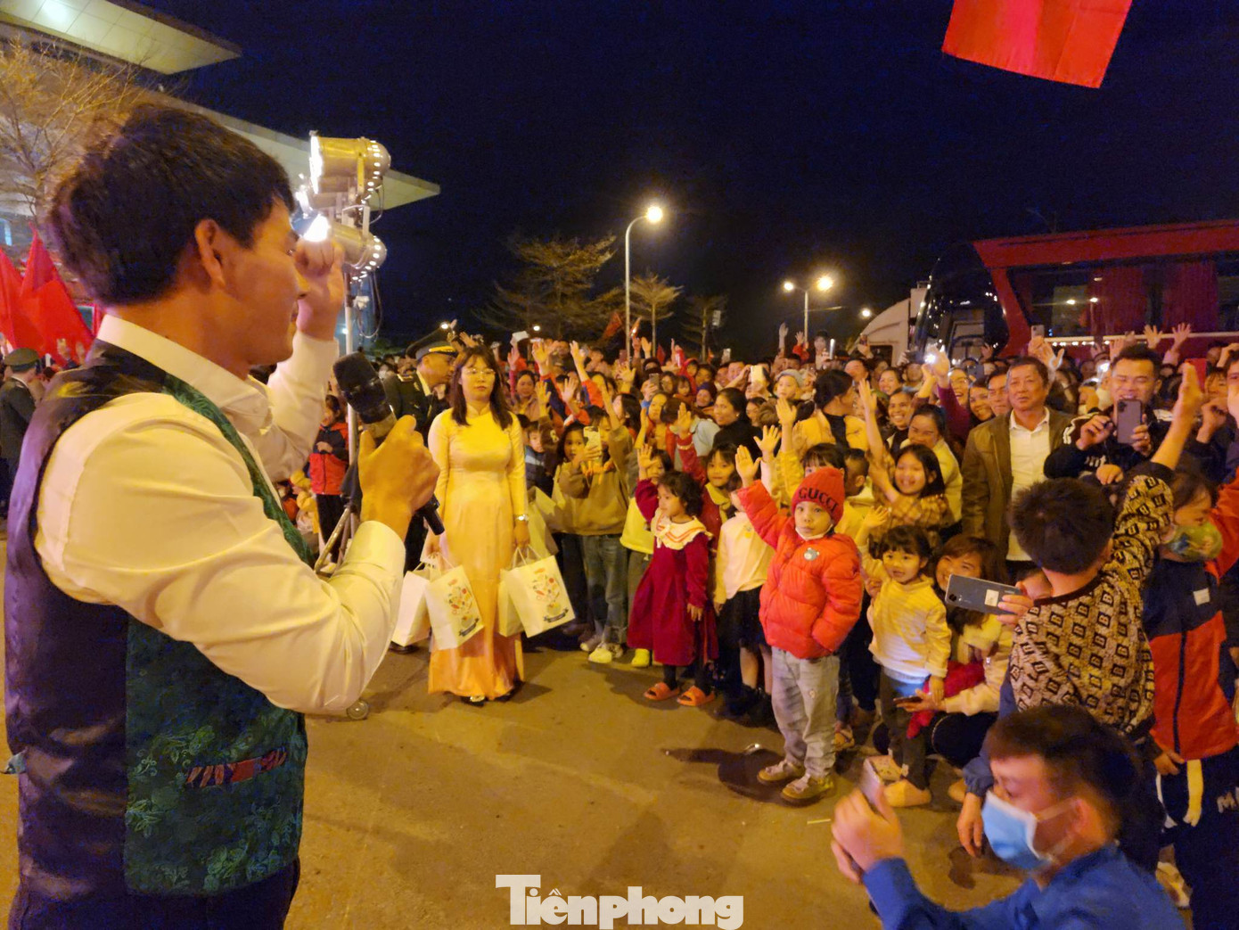 Nghệ sĩ Xuân Bắc giao lưu sôi nổi cùng khán giả biên giới xứ Lạng. - Ảnh: Duy Chiến