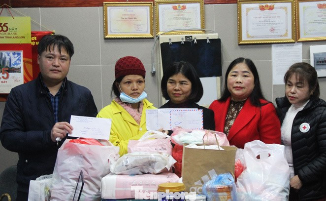 Đại diện Hội Chữ thập đỏ và nhà hảo tâm ở Lạng Sơn đến thăm, trao tiền hỗ trợ gia đình bé M.T.Đ, hộ nghèo ở huyện Văn Lãng, Lạng Sơn -ảnh: TL