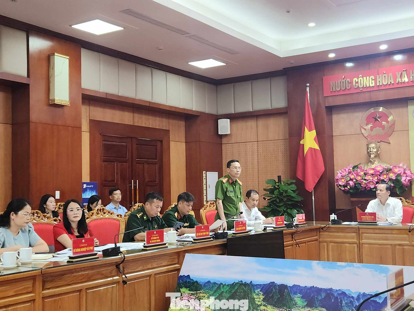 Trả lời câu hỏi của PV trong họp báo quý II UBND tỉnh Lạng Sơn, Đại tá Nguyễn Minh Tuấn - Phó GĐ công an Lạng Sơn - khẳng định không có chuyện "làm luật" tại cửa khẩu Chi Ma (ảnh: Duy Chiến).