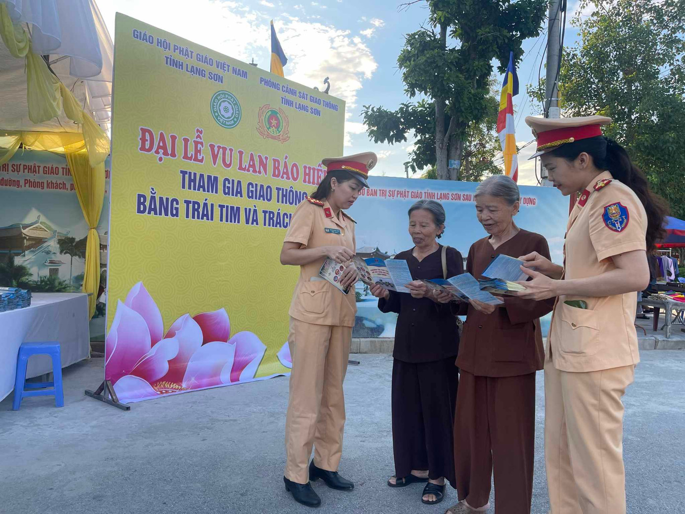 Cán bộ, chiến sỹ CSGT công an tỉnh Lạng Sơn hướng dẫn, tuyên truyền pháp luật cho tăng ni, phật tử. Ảnh: Hoàng Anh