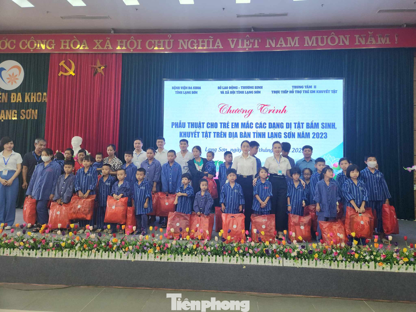 Hơn 40 em người dân tộc thiểu số có gia cảnh đặc biệt khó khăn được nhận quà hỗ trợ của ban tổ chức. Ảnh: Duy Chiến