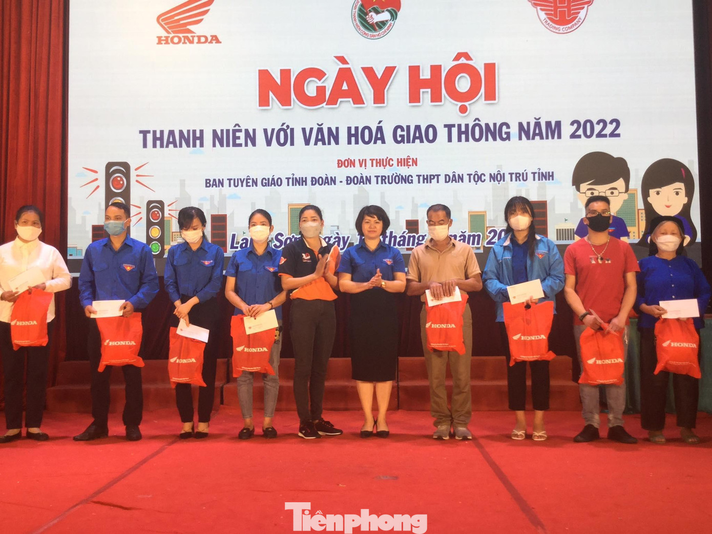 Chị Lê Thùy Dung (giữa) trao quà hỗ trợ cho các nạn nhân , gia đình bị tai nạn giao thông. Chị Lê Thùy Dung (giữa) trao quà hỗ trợ cho các nạn nhân , gia đình bị tai nạn giao thông.