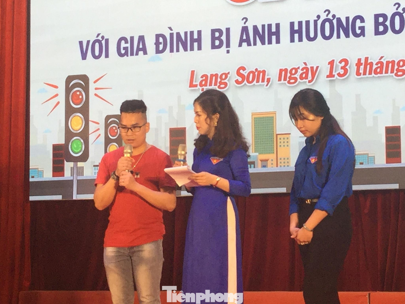 Các nạn nhân trẻ giao lưu, chia sẻ từng tình huống tai nạn giao thông mà mình và gia đình từng mắc phải -Ảnh: Duy Chiến Các nạn nhân trẻ giao lưu, chia sẻ từng tình huống tai nạn giao thông mà mình và gia đình từng mắc phải -Ảnh: Duy Chiến