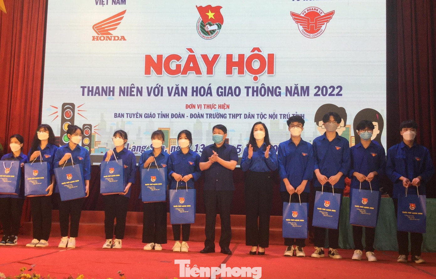 Lãnh đạo Tỉnh đoàn và Sở GTVT tỉnh Lạng Sơn (giữa) trao quà cho các em học sinh nghèo, vượt khó trên địa bàn -Ảnh: Duy Chiến Lãnh đạo Tỉnh đoàn và Sở GTVT tỉnh Lạng Sơn (giữa) trao quà cho các em học sinh nghèo, vượt khó trên địa bàn -Ảnh: Duy Chiến