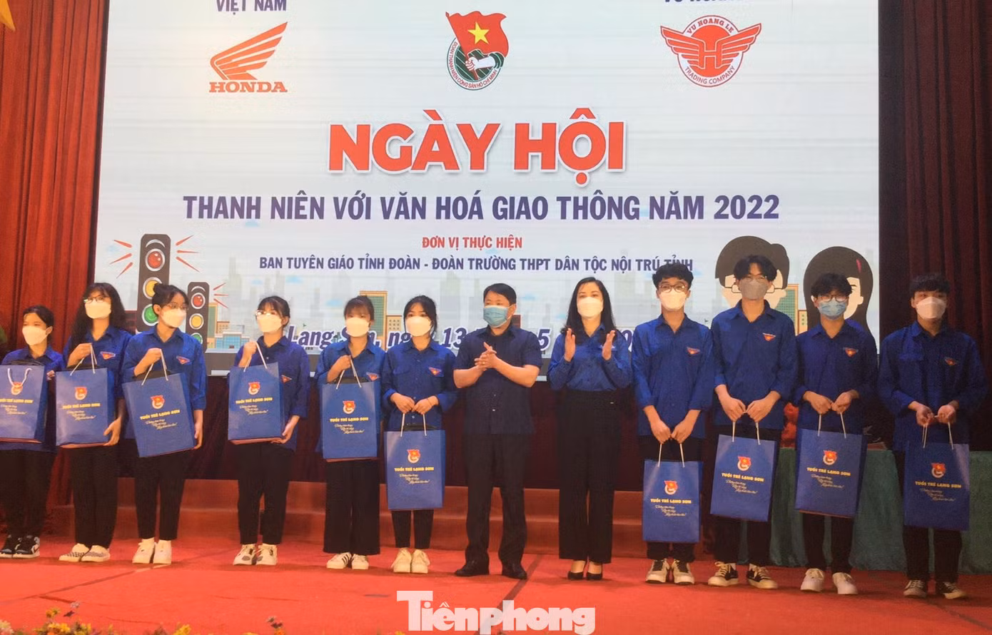 Lãnh đạo Tỉnh đoàn và Sở GTVT tỉnh Lạng Sơn (giữa) trao quà cho các em học sinh nghèo, vượt khó trên địa bàn -Ảnh: Duy Chiến