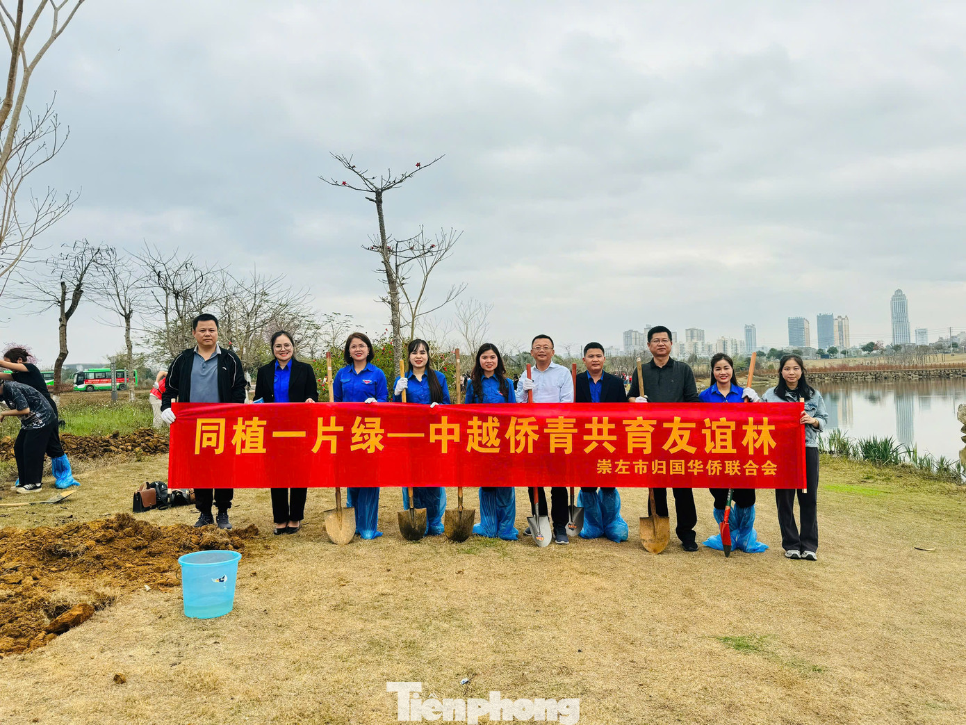 Thanh niên hai nước Việt- Trung thể hiện quyết tâm bảo vệ môi trường. Thanh niên hai nước Việt- Trung thể hiện quyết tâm bảo vệ môi trường.