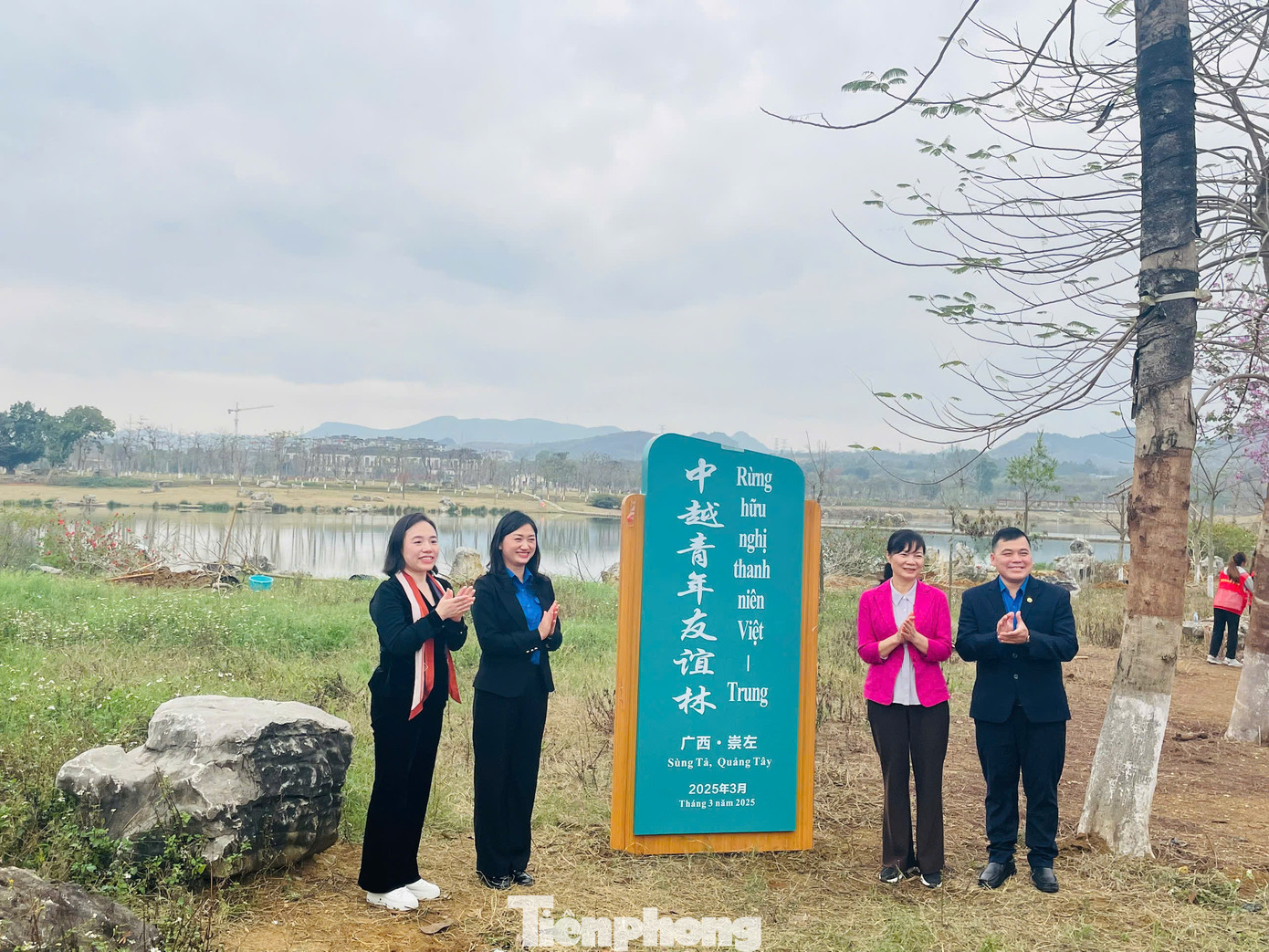 Đại diện Tỉnh Đoàn Lạng Sơn, Cao Bằng (Việt Nam) và Đoàn Thanh niên Khu tự trị dân tộc Choang Quảng Tây (Trung Quốc) thực hiện nghi lễ đặt biển "Rừng hữu nghị thanh niên Việt- Trung". Đại diện Tỉnh Đoàn Lạng Sơn, Cao Bằng (Việt Nam) và Đoàn Thanh niên Khu tự trị dân tộc Choang Quảng Tây (Trung Quốc) thực hiện nghi lễ đặt biển "Rừng hữu nghị thanh niên Việt- Trung".