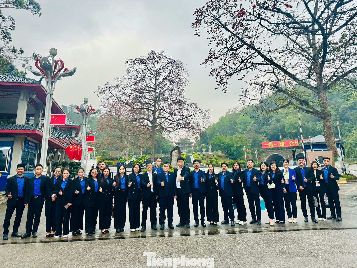 Thanh niên hai nước gặp gỡ tại Km số 0- cửa khẩu quốc tế Hữu Nghị (Lạng Sơn) Thanh niên hai nước gặp gỡ tại Km số 0- cửa khẩu quốc tế Hữu Nghị (Lạng Sơn)