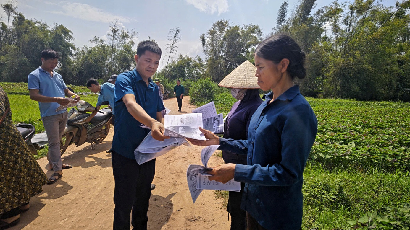 Các Khuyến nông viên hướng dẫn, phát tờ rơi tuyên truyền áp dụng khoa học kỹ thuật vào sản xuất.