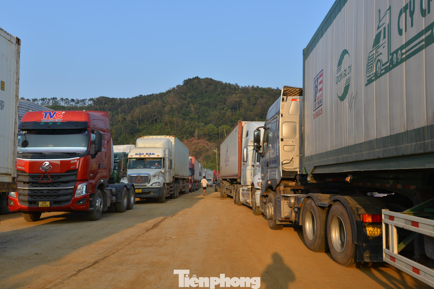 Hiện tại, trên địa bàn biên giới Lạng Sơn vẫn còn tồn trên 1400 xe, cần phải 15 ngày nữa mới có thể giải phóng ùn ứ, vậy nên Sở Công thương Lạng Sơn khuyến cáo các doanh nghiệp cân nhắc khi vận chuyển hàng đến Lạng Sơn trong thời gian này -Ảnh: Duy Chiến
