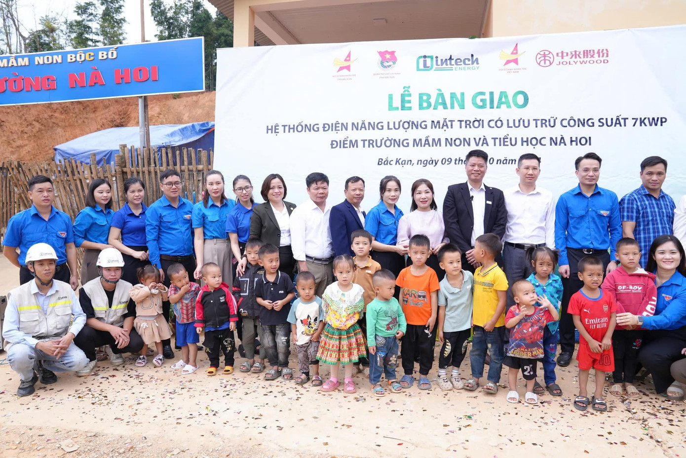 Tại chương trình, Tỉnh Đoàn và Hội LHTN Việt Nam tỉnh Bắc Kạn đã tặng 20 suất quà, mỗi suất trị giá 300.000đ cho các em học sinh tại điểm trường nhằm giúp các thầy cô giáo, các em học sinh cải thiện điều kiện học tập, sinh hoạt, đồng thời góp phần nâng cao nhận thức về việc sử dụng năng lượng sạch và bảo vệ môi trường, nỗ lực vươn lên thoát nghèo, ổn định cuộc sống.