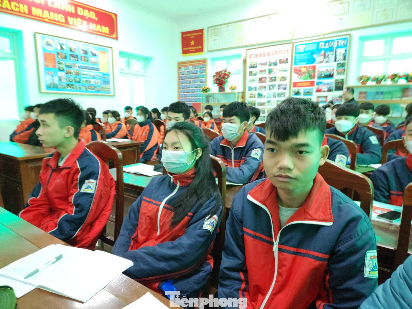 Đoàn viên, học sinh xứ Lạng hào hứng nghe phổ biến một số nội dung cơ bản của luật biên giới quốc gia. - Ảnh: Duy Chiến