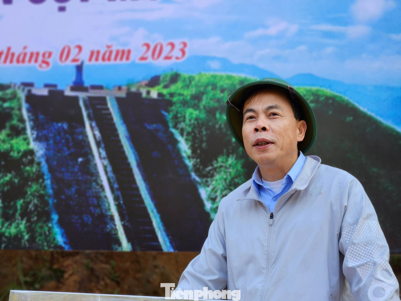 Ông Hoàng Quốc Tuấn, Giám đốc Sở GD-ĐT tỉnh Lạng Sơn cho rằng, việc tham gia đóng góp, chung tay của thầy cô giáo và các em học sinh xây dựng đường lên cột mốc thể hiện trách nhiệm với quê hương, đất nước. - Ảnh: Duy Chiến