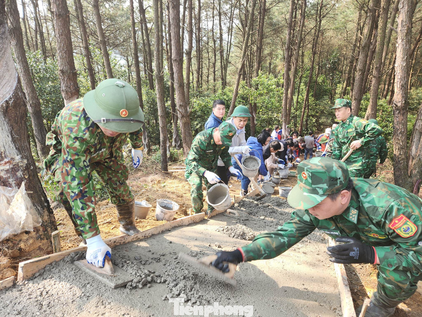 Công trình xây dựng đường lên cột mốc tiến hành khẩn trương. - Ảnh: Duy Chiến