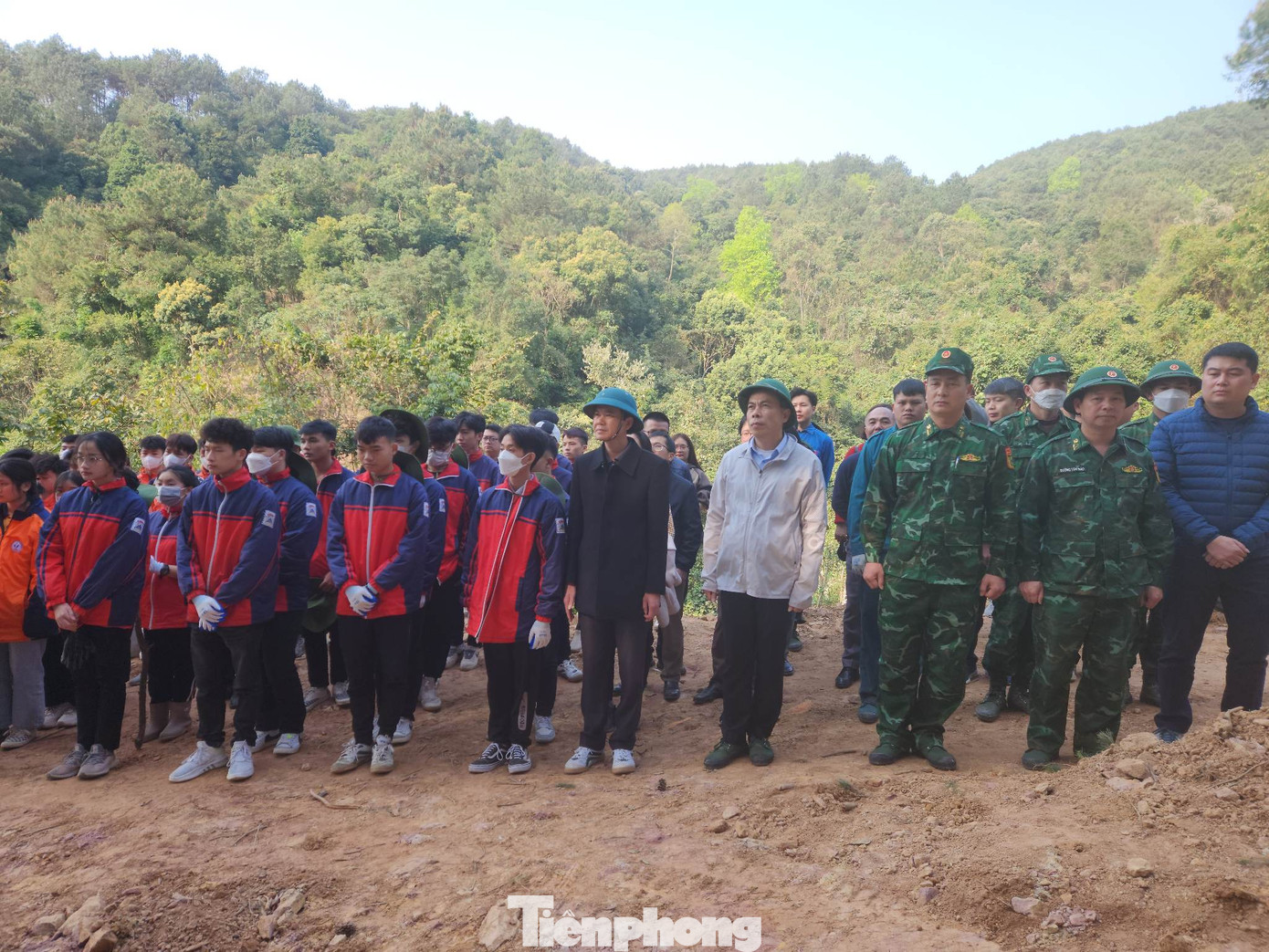 Đông đảo giáo viên, chiến sỹ biên phòng, nhân dân và các em học sinh tham gia Lễ khởi công xây dựng đường lên cột mốc biên giới -Ảnh: Duy Chiến