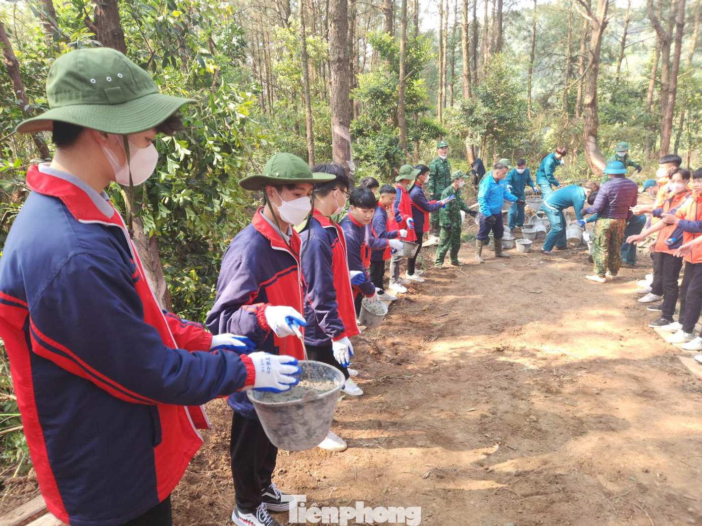 Các em học sinh hào hứng tham gia xây dựng đường lên cột mốc. - Ảnh: Duy Chiến