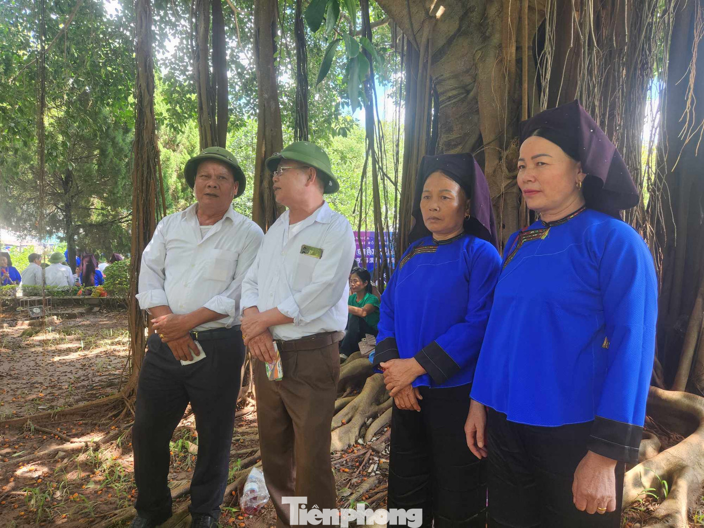 Các cặp đôi đến điểm hẹn, hát sli trao đổi tâm tình. (Ảnh: Duy Chiến)