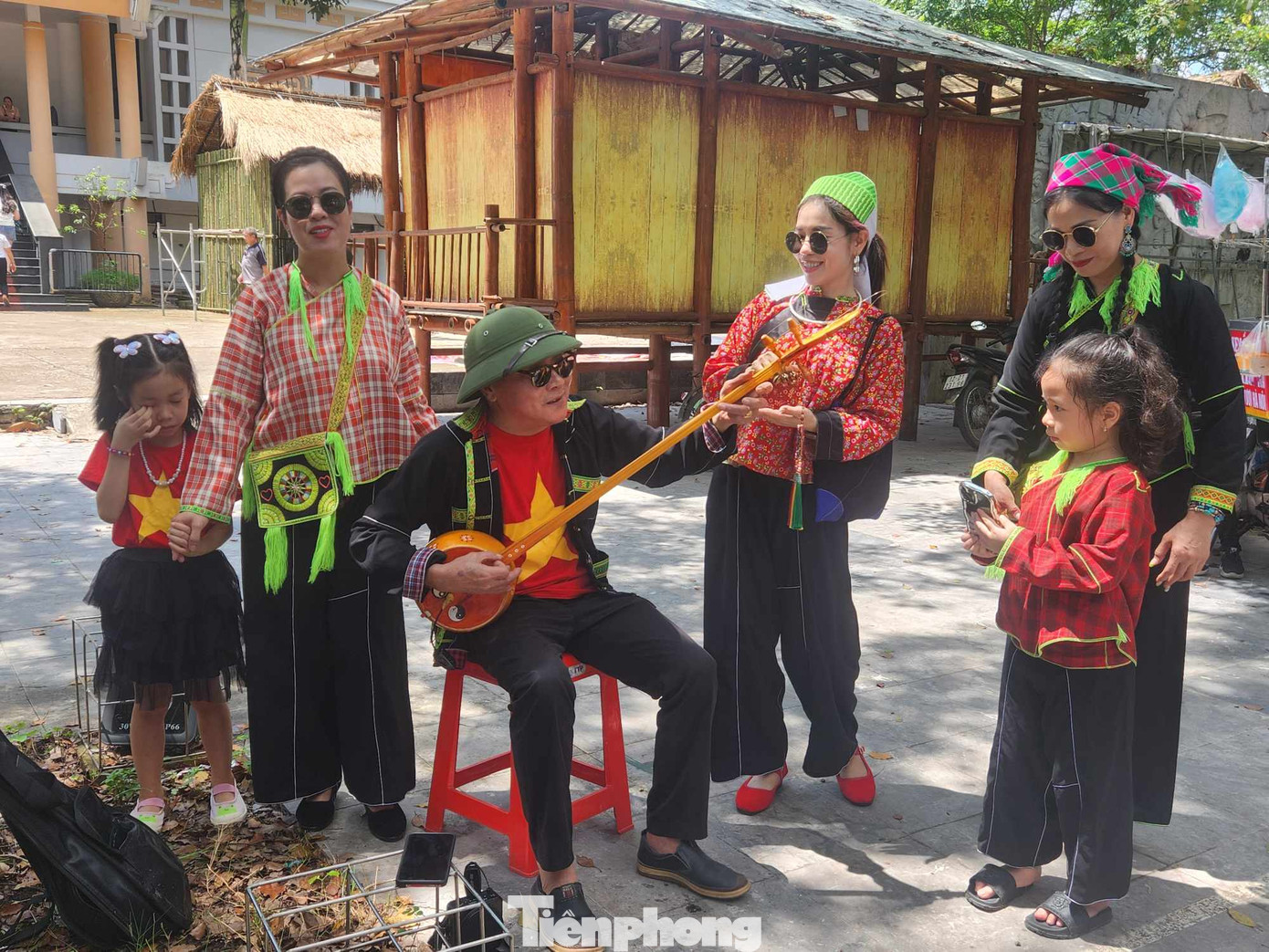 Các nghệ nhân còn mang đàn tính đến hát giao duyên mừng Tết Độc lập (Ảnh: Duy Chiến)