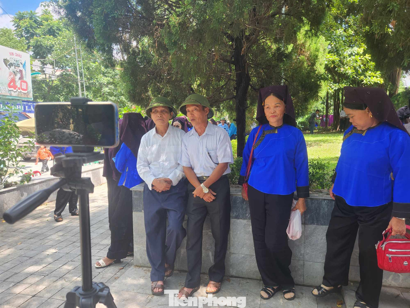 Nhiều người tổ chức livestream thúc giục bạn đến điểm hẹn để hát giao duyên. (Ảnh: Duy Chiến)