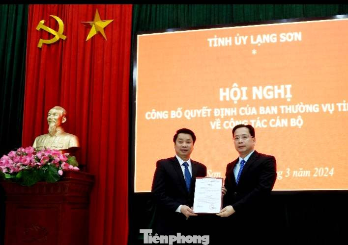 Lãnh đạo Tỉnh ủy Lạng Sơn trao quyết định cho ông Vũ Văn Nhiên (bìa trái)