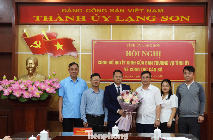 Tập thể lãnh đạo, cán bộ Sở Giao thông Vận tải Lạng Sơn tặng hoa chúc mừng ông Trần Tiến Nguyên. Ảnh: Duy Chiến