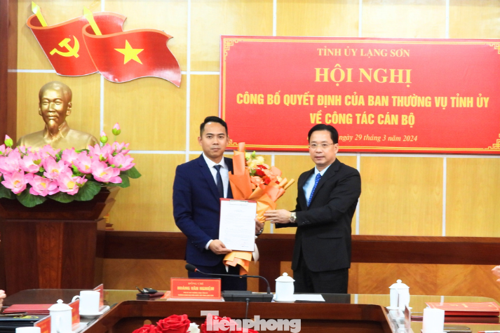 Ông Trần Tiến Nguyên nhận hoa, quyết định. Ảnh: Duy Chiến