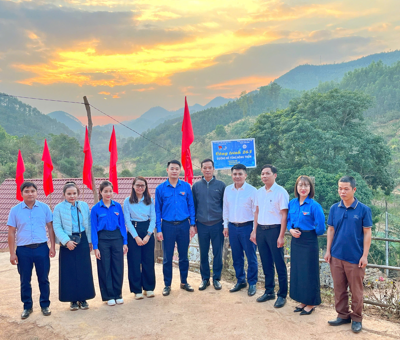 Khánh thành, bàn giao công trình "thắp sáng đường thôn", "Đường cờ Tổ quốc" ở xã lâm Sơn, huyện Chi Lăng.